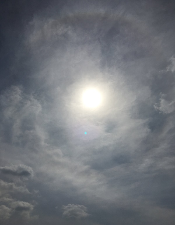 ビックリ仰天 スピリチュアルなハロ現象 太陽を抱えた龍神様が出現でびっくり仰天 大阪10歳若返り気功 氣龍堂 全ては心から